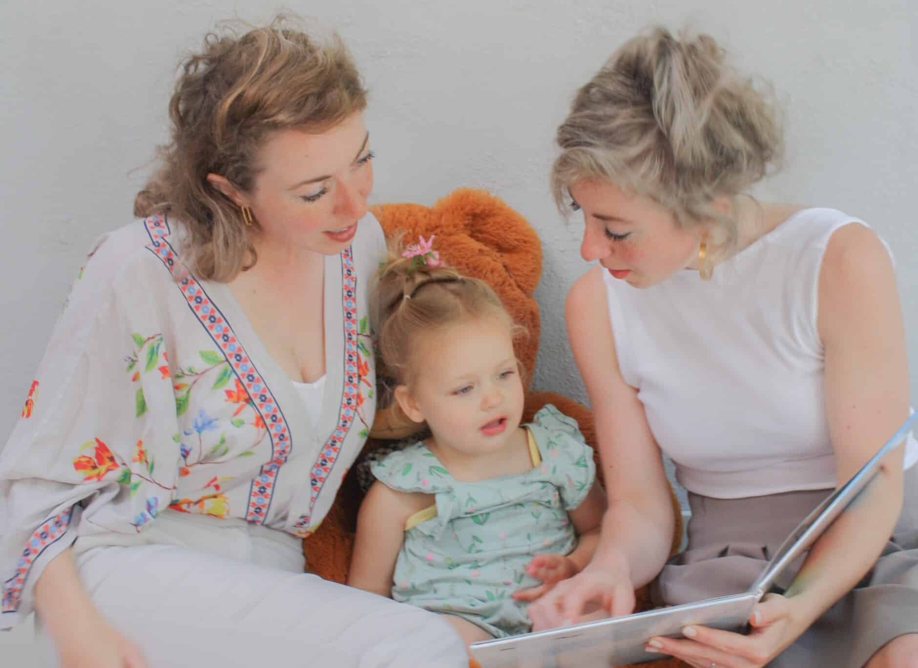 Nina.care founder Jasmijn en Lyla reading a story to a toddler