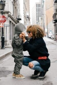 find au pair job with nina.care and roam the streets of new york like this fashionable woman with cute kid