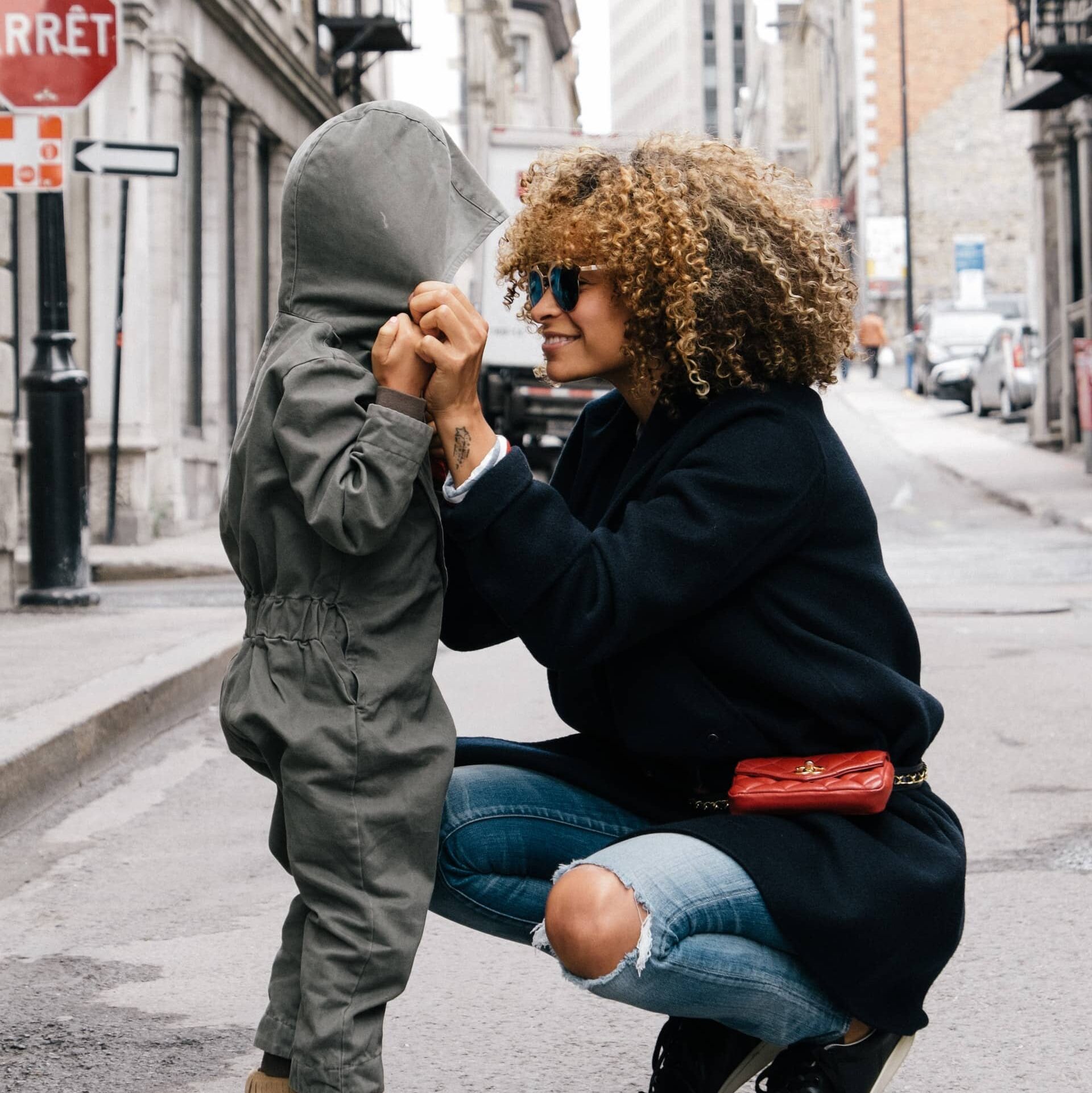 Find au pair job and register with Nina.care and roam the streets of New York like this fashionable woman with cute kid