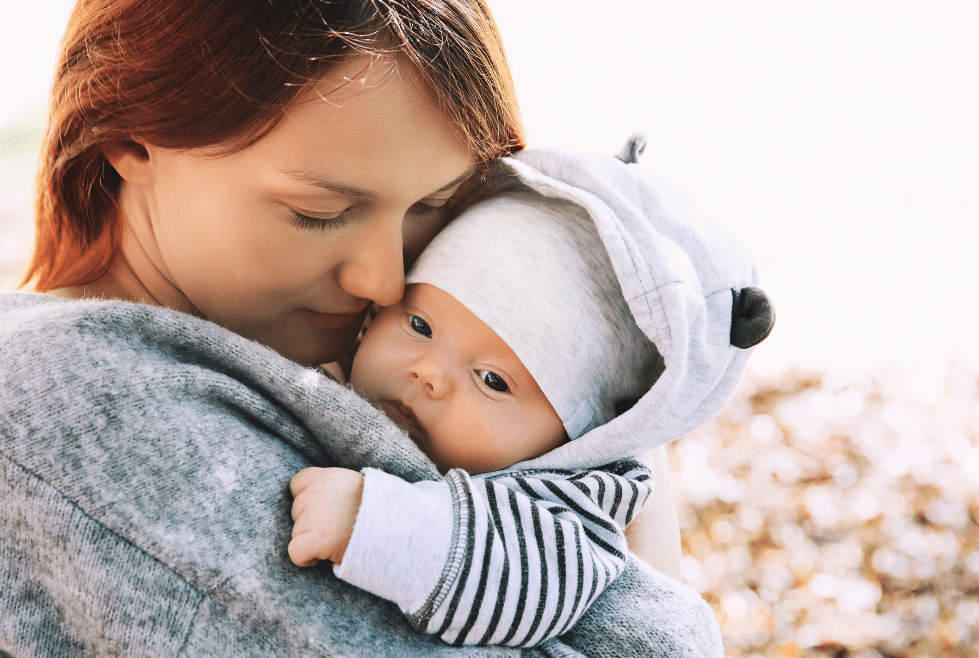 moeder met haar baby in een berenpakje na het ingaan van de wintertijd