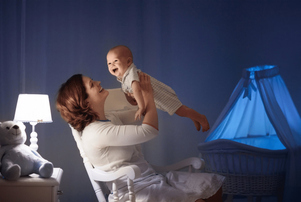 baby met de moeder in de slaapkamer omdat in de nacht wakker is geworden