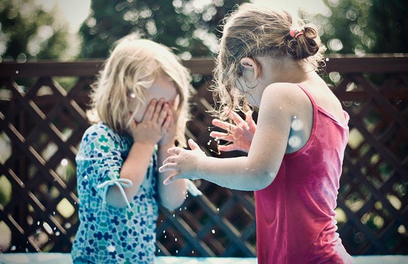 kinderen zijn gek op spelletjes met water
