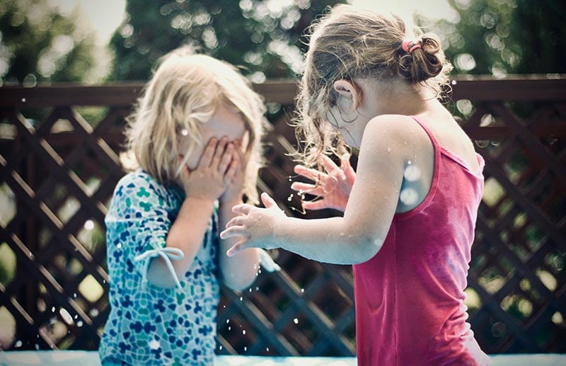  kinderen zijn gek op spelletjes met water 