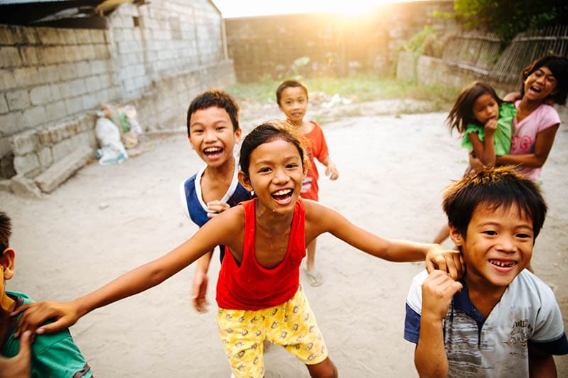 philippinische kinder lernen schon früh, aufeinander aufzupassen