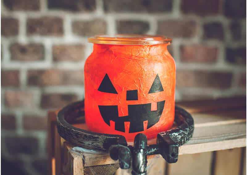 maak een halloween decoratie van een glazen pot