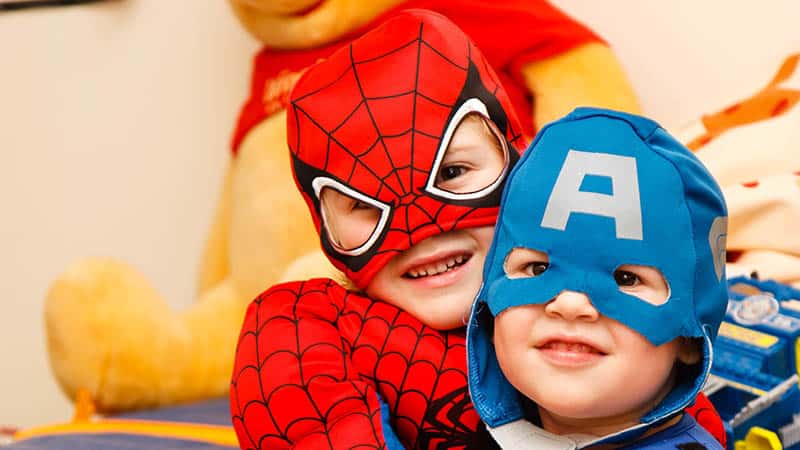 Twee kindjes verkleed als superhelden