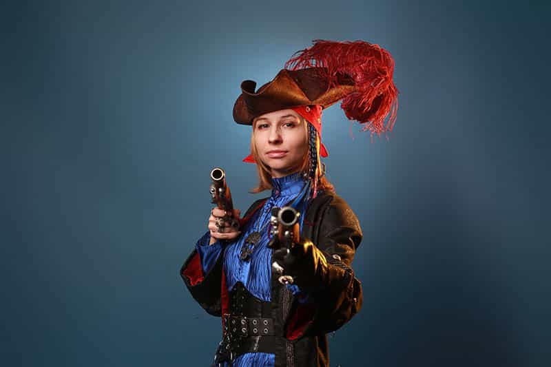 Vrouw verkleed als piraat