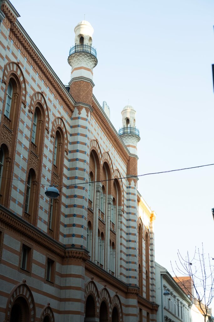 eine schöne jüdische synagoge in budapest wird vom morgenlicht getroffen.