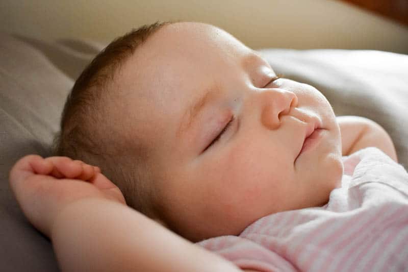 een pasgeboren baby slaapt het grootste deel van de dag