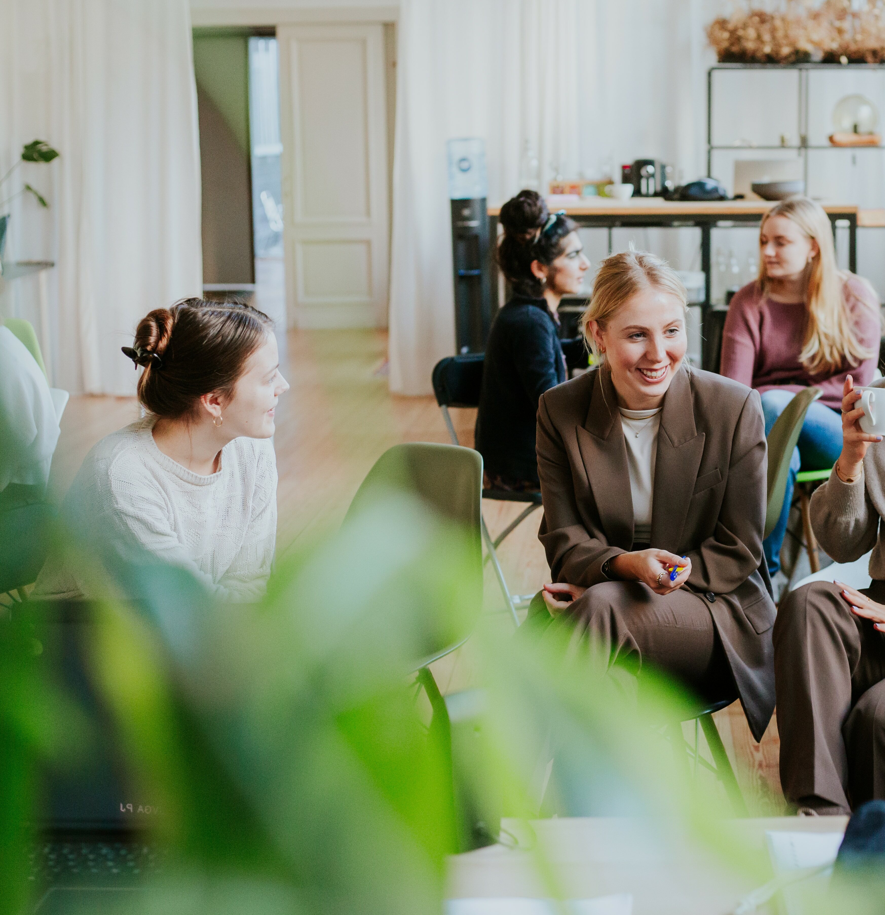 Persoonlijke ontwikkelingstraining starters vrouw luistert naar verhaal