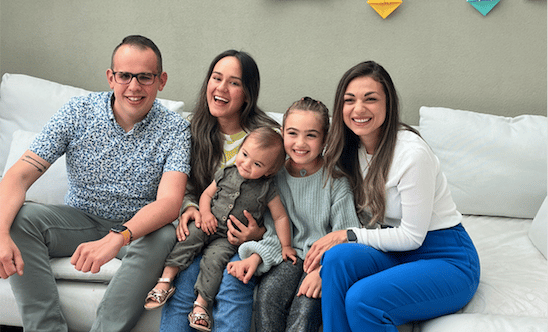 Jeremy en Zahra samen met hun kinderen en au pair vertellen ze over hun ervaring als host family