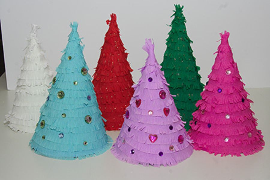 geknutselde kerstbomen van verschillende kleuren crêpepapier versierd met verschillende stikkers. 