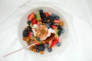 probiere ein gesundes frühstück in einem tablett mit joghurt und frischem obst