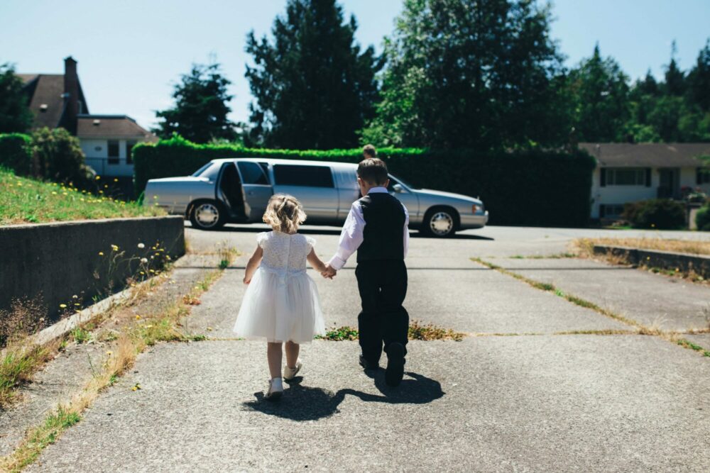 two kids on a wedding searching for an event babysitter of a giftcard