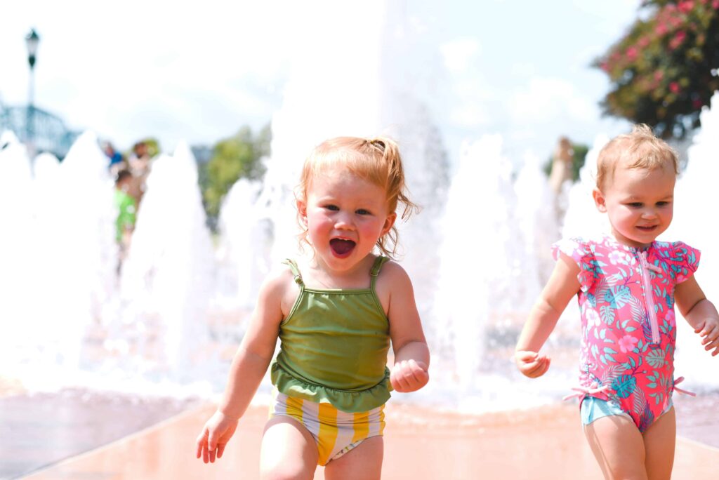Niños jugando con agua
