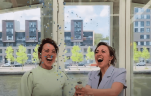 founders jasmijn en lyla kok die een popper met confetti openen