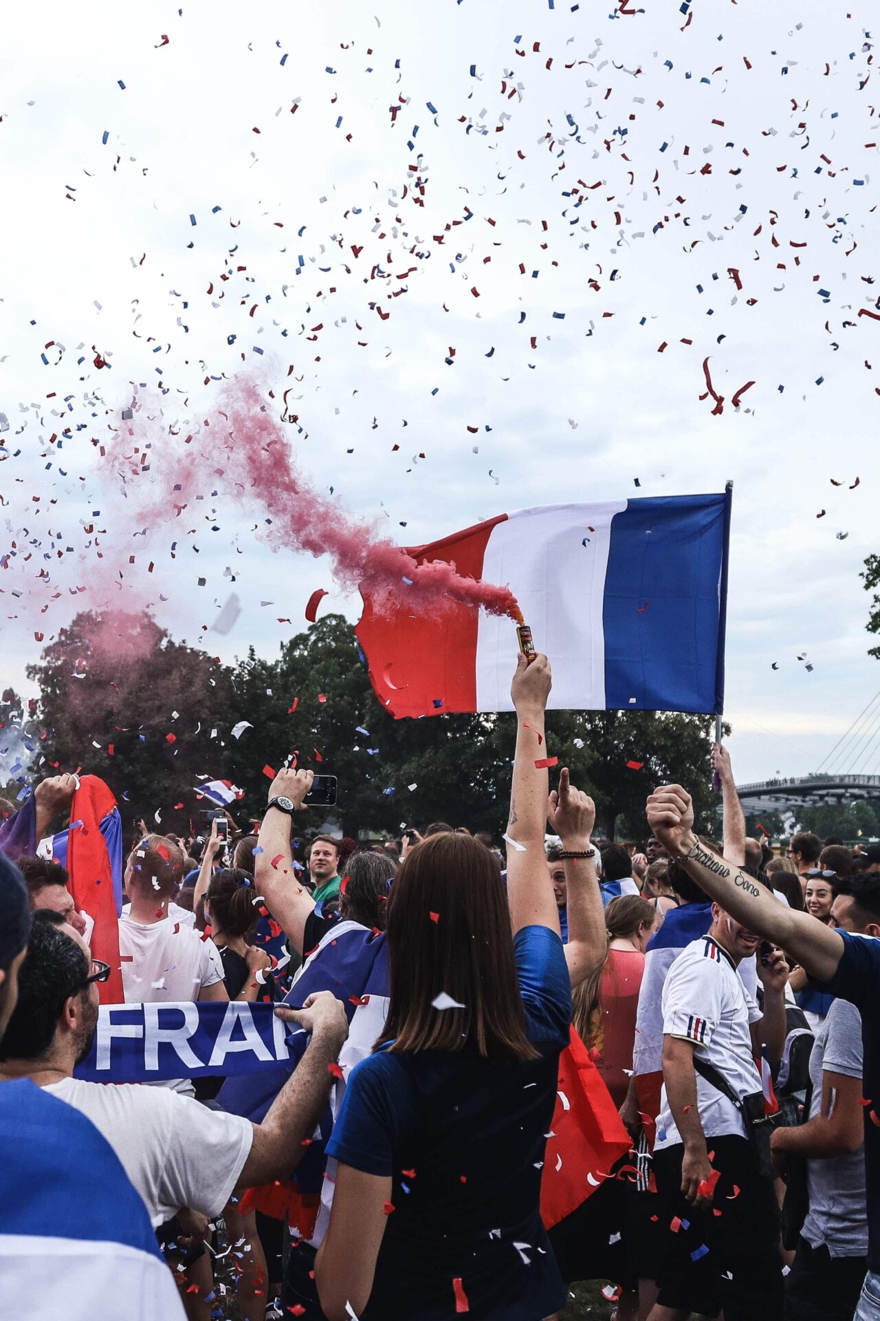 au pair in blauw shirt met vlag van frankrijk die feest vieren met confetti