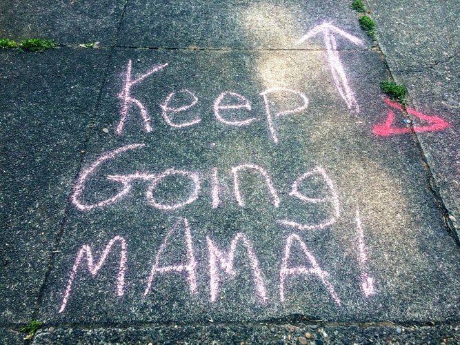 een stoepkrijt tekening met keep going mama