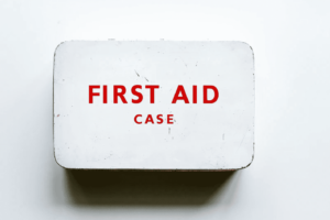 witte ehbo koffer met in rode letter first aid case erop