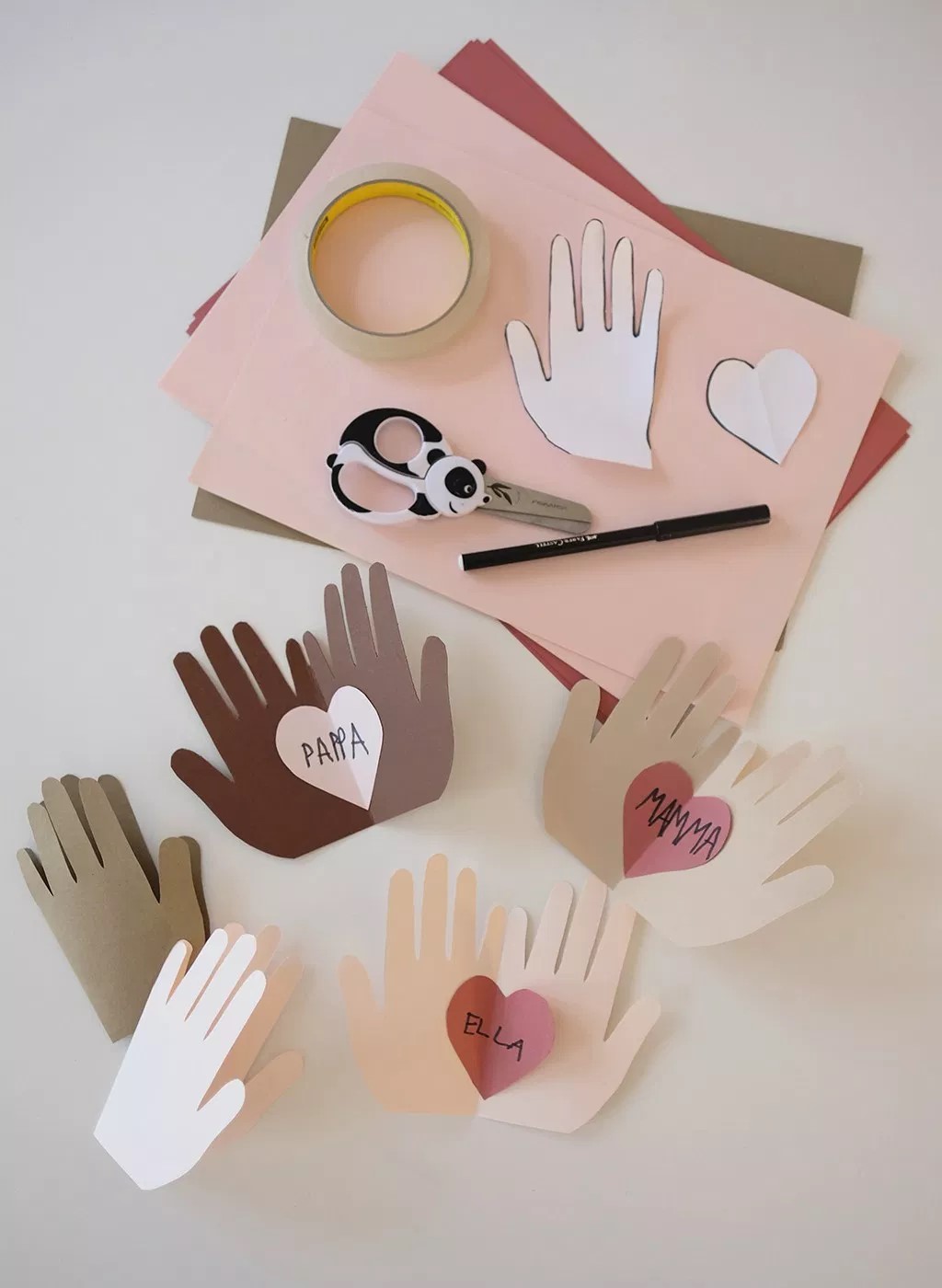 oppaskinderen hebben hand heart-kaarten gemaakt voor papa en mama.