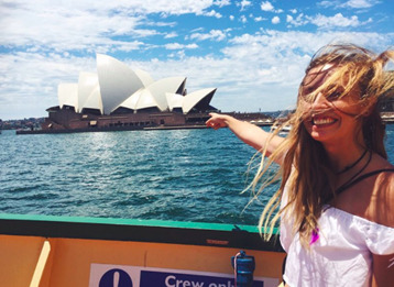 au pair hannah in australia pointing at a building in sydney