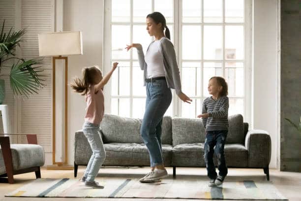 au pair tanzt mit kindern