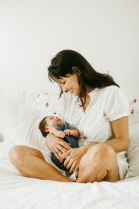 moeder met haar kindje op bed tijdens ouderschapsverlof