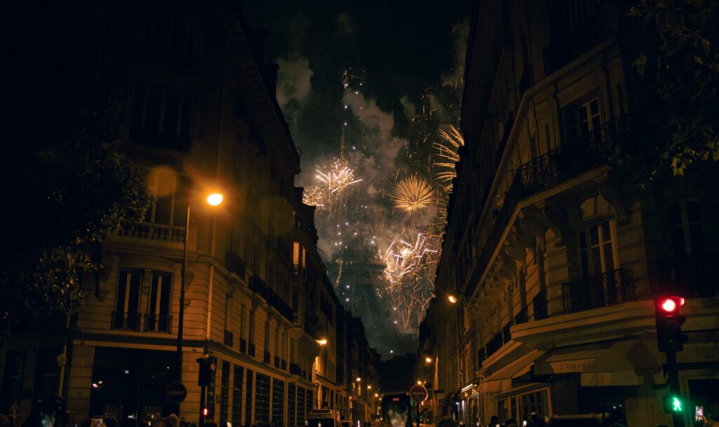 das neue jahr wird mit einem feuerwerk gefeiert, das den himmel über einem korridor in frankreich füllt. 