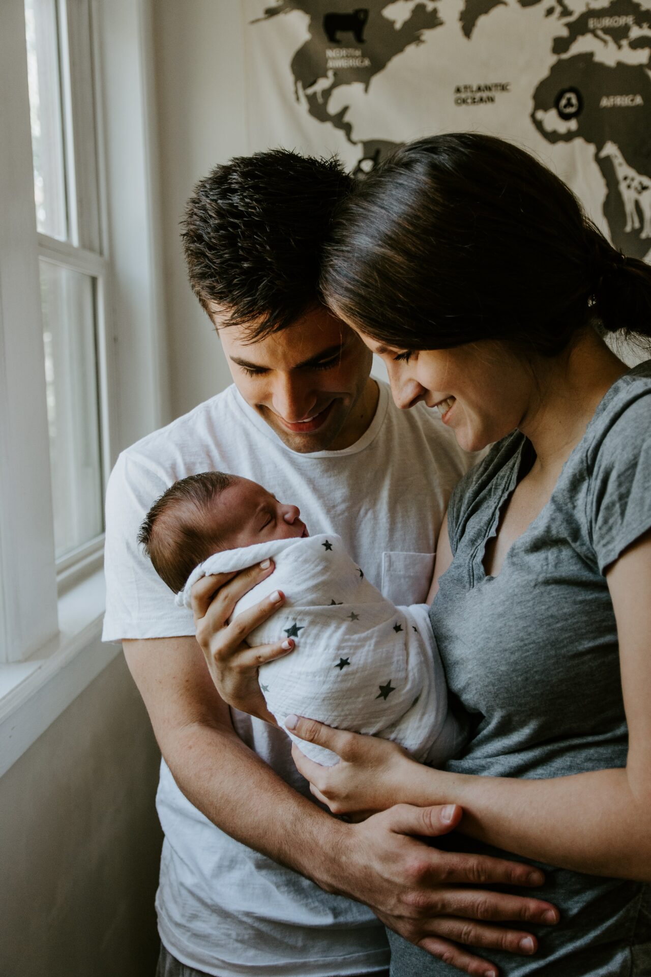 ouders met hun pasgeboren kindje tijdens partnerverlof