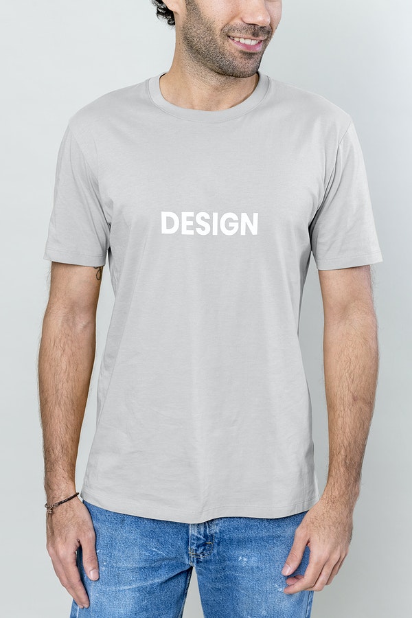 man met grijs korte mouwen shirt aan op het shirt staat 'design' kleding dat geschikt is om te dragen tijdens het oppassen