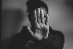 meisje die haar hand uitsteekt om pesten te stoppen