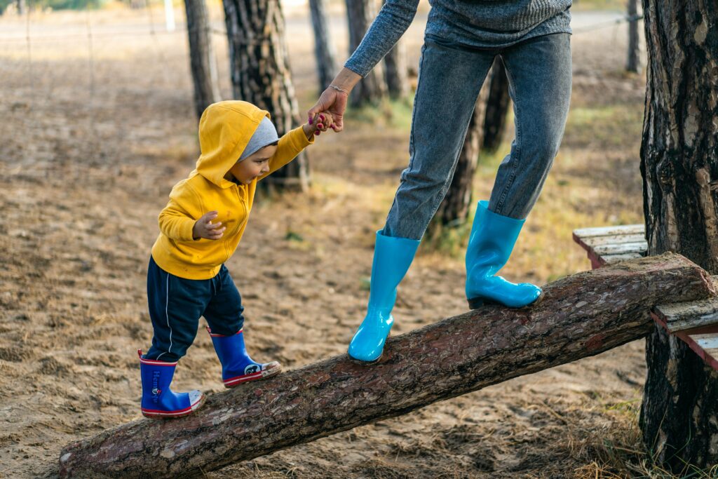 herfstactiviteiten

kindje gele jas en blauwe schoenen met vader of moeder op een boom