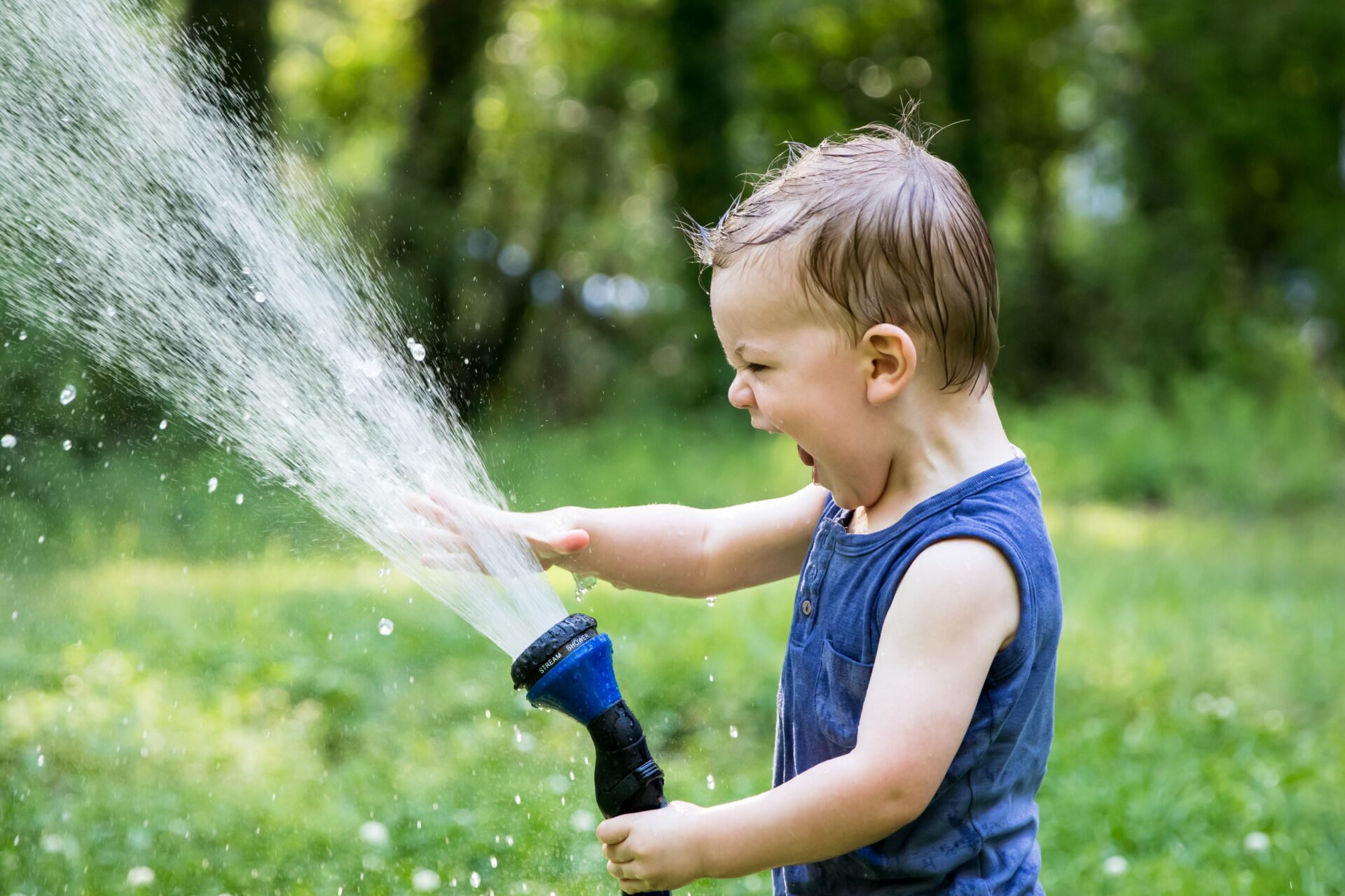 jongetje die buiten aan het spelen is met water