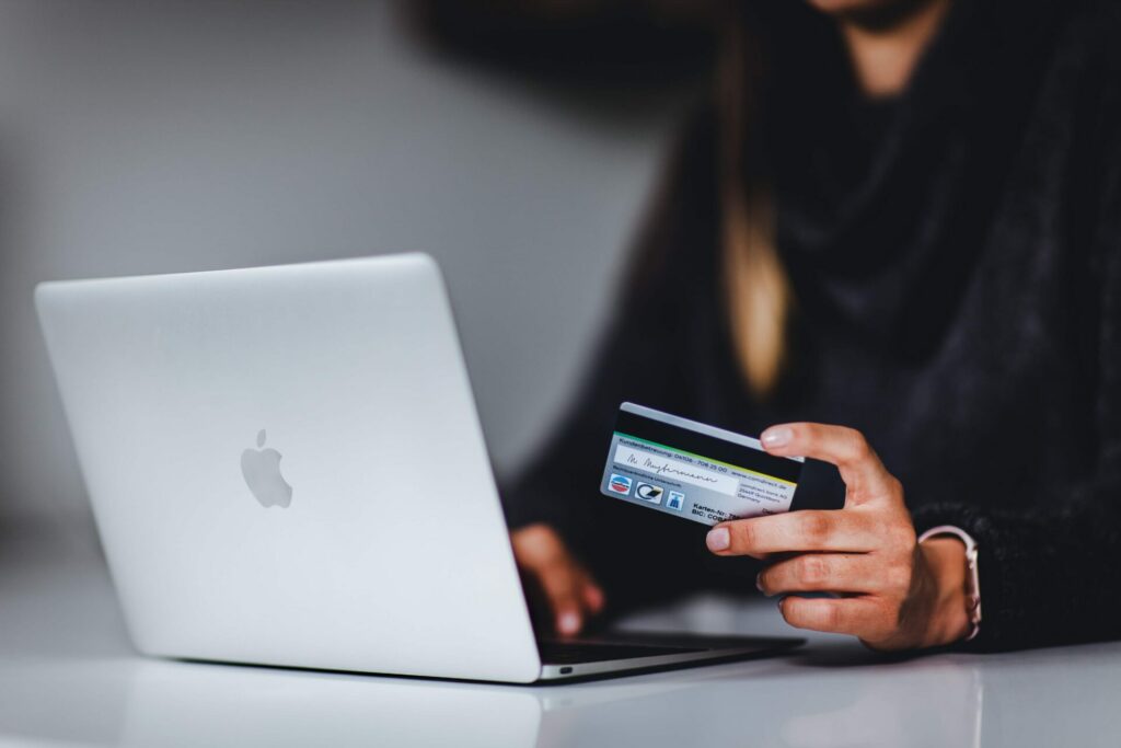 ouder die het gemiddelde oppastarief online betaalt via de nina.care app