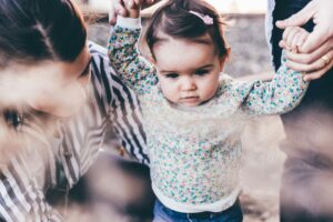 baby die loopt voordat de oppas van nanny nina komt voor de kennismaking met het oppasgezin