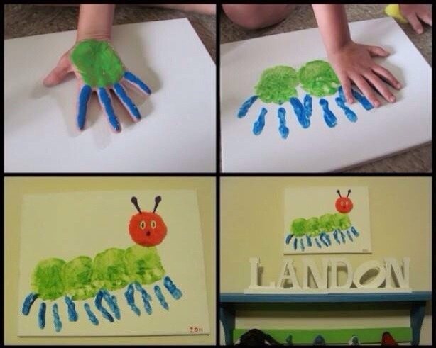 vier verschillende foto's. links boven staat een hand met groene verf op de handpalm en blauwe verf op de vingers (behalve de duim), onder de duim is een wit vel papier. rechtsboven is een foto van drie hand afdrukken naast elkaar, in de kleuren blauw en groen. links onder staat een foto van de drie handafdrukken en een rood hoofd, deze foto geeft een rups weer. op de foto rechtsonder hand de tekeningen aan de muur. onder de tekening staan de letter landon.