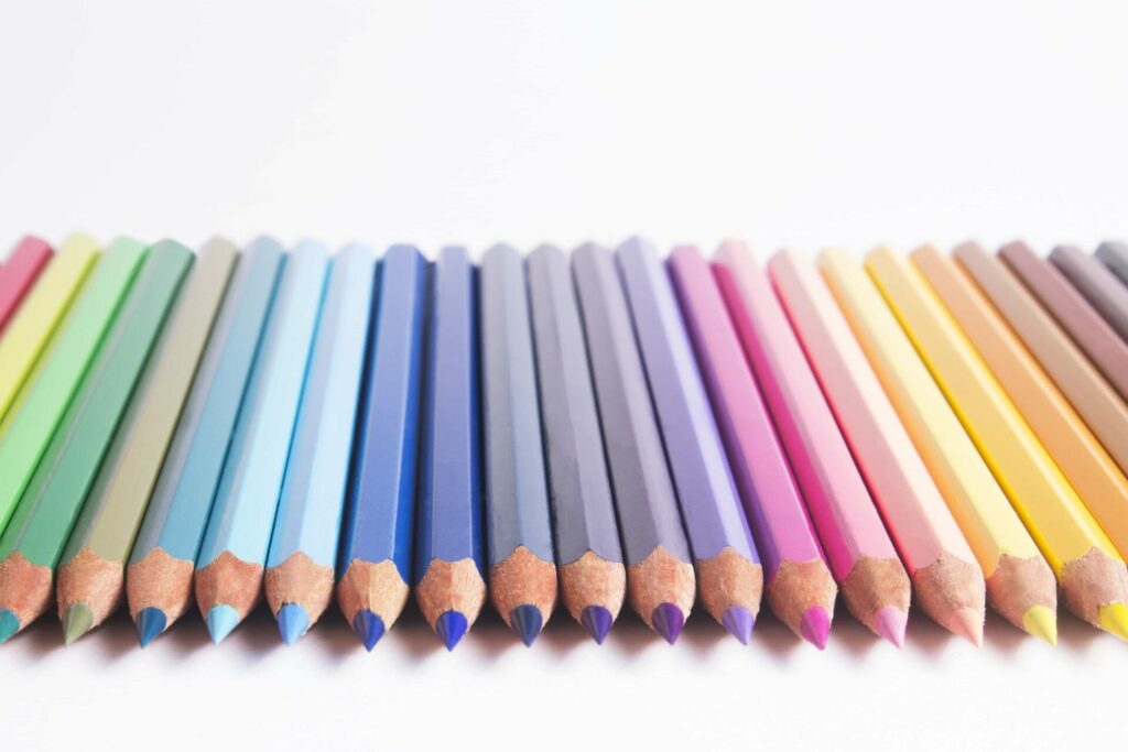kleurpotloden in heel veel verschillende kleuren om de kleurplaat van nanny nina mee in te kleuren 