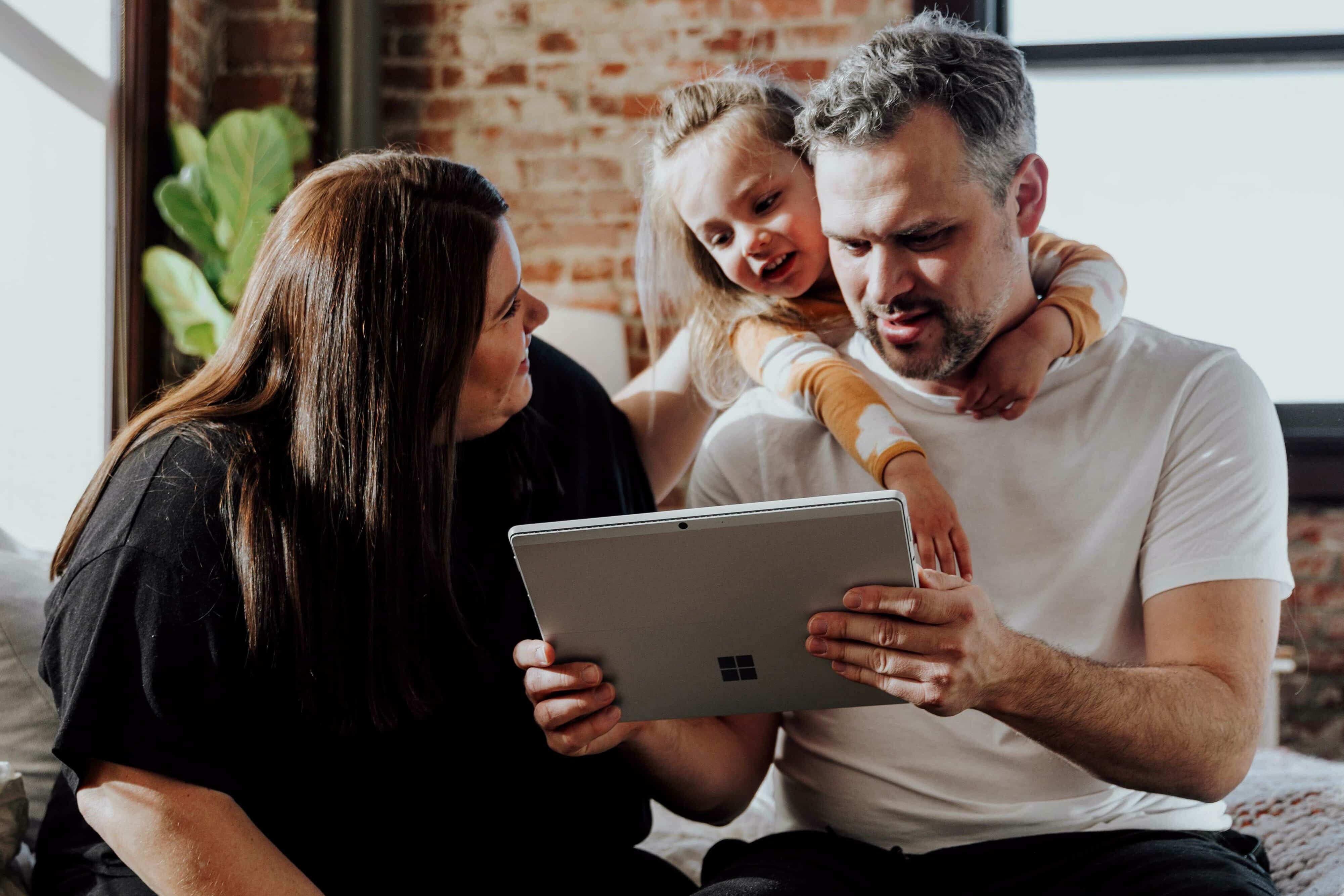 a family video calls with their old au pair after they've left the country. 