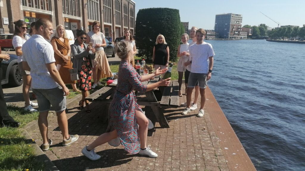 lyla popping champagne op de rand van het kanaal in haarlem