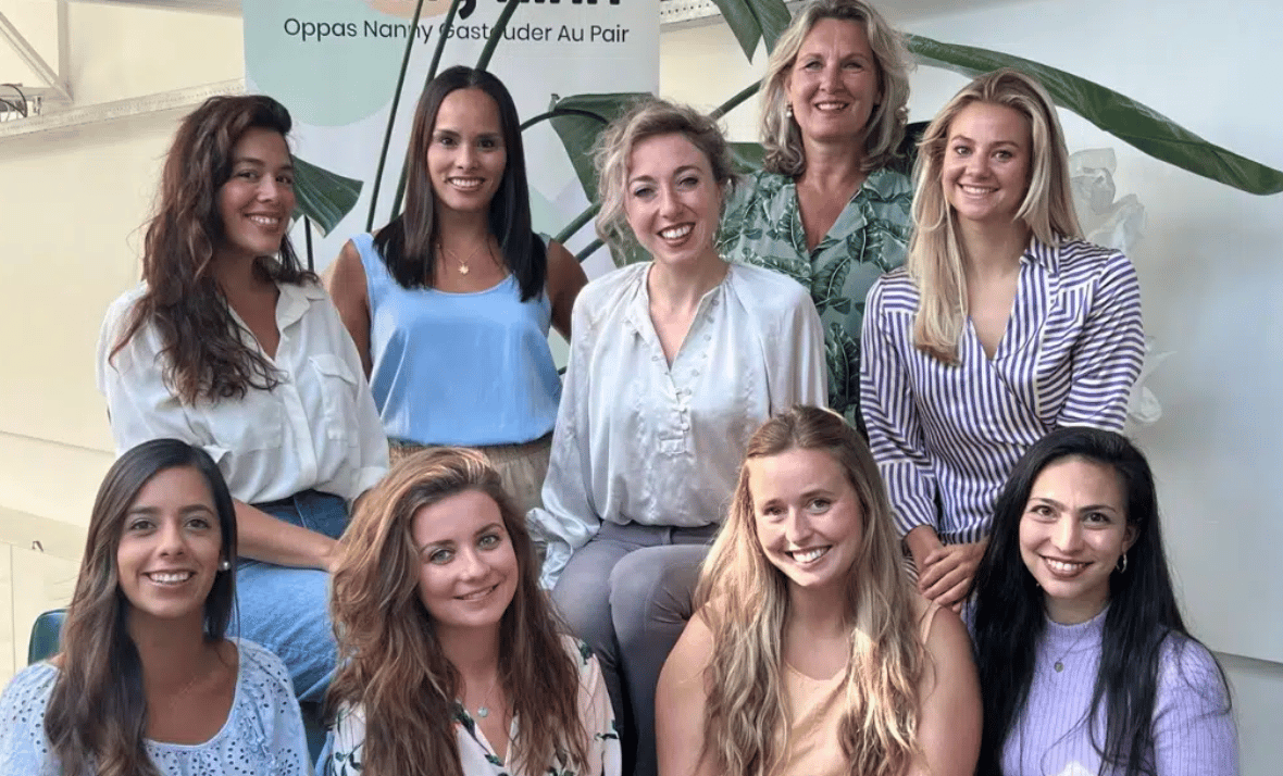 team van nina.care groepsfoto met 10 dames uit verschillende landen
