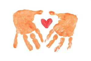 twee handen met hart in het midden zelf geschilderd door kind voor vaderdag