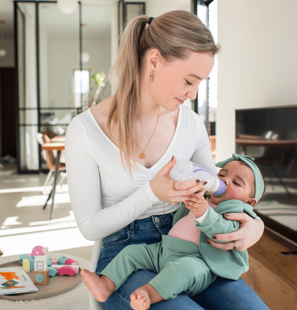 joelle oppas houdt babtie in haar armen