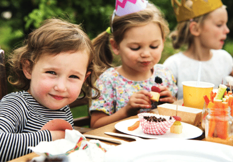 kinder feestje kindjes eten taart