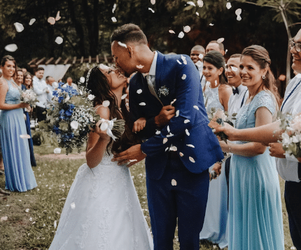bruid en bruidegom zoenen met confetti