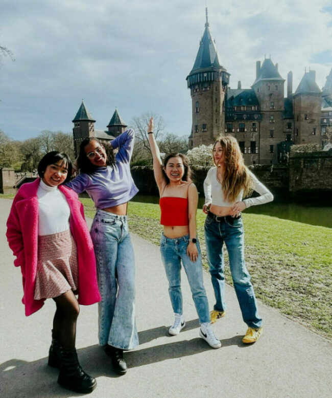 au pair events and academy look at these lovely group of au pairs in front of a beautiful castle in the Netherlands