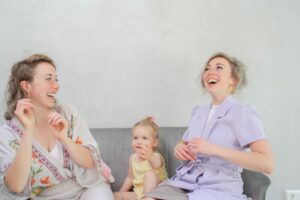 what is your hourly rate as a sitter jasmijn and lyla are sitting on a couch with little poppy