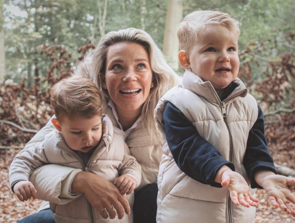 mutter daphne mit ihren kindern im wald während eines interviews über ein au pair