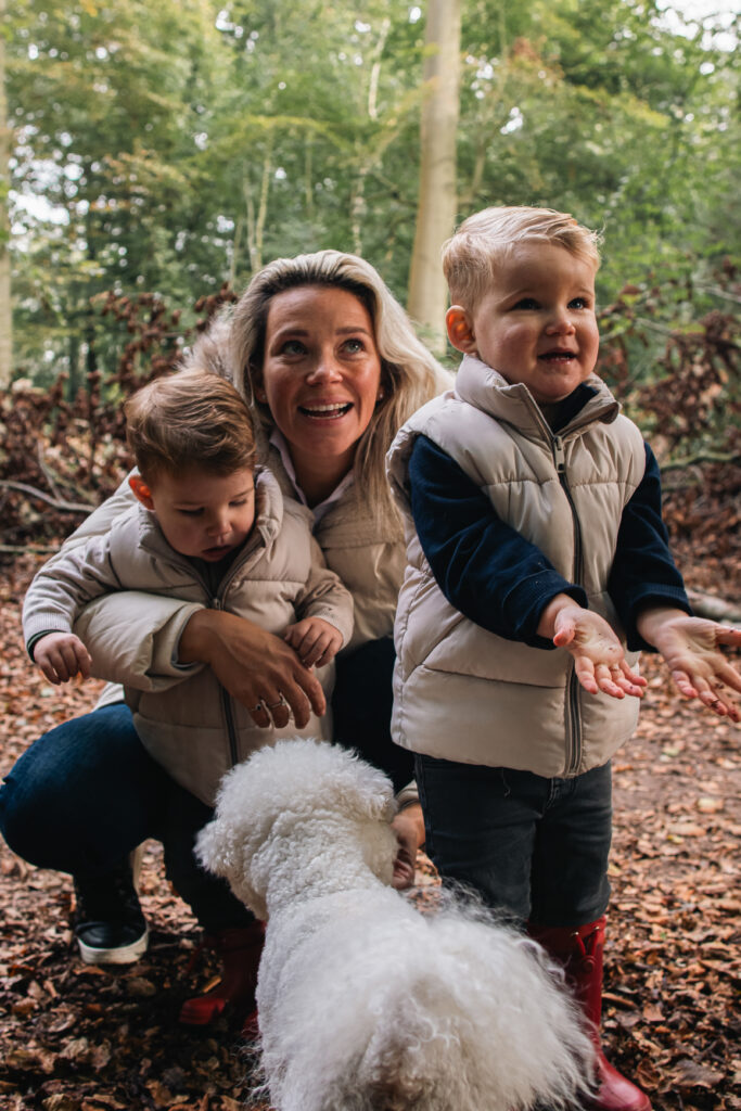 moeder daphne met haar kindjes in het bos tijdens haar interview over een au pair vianay