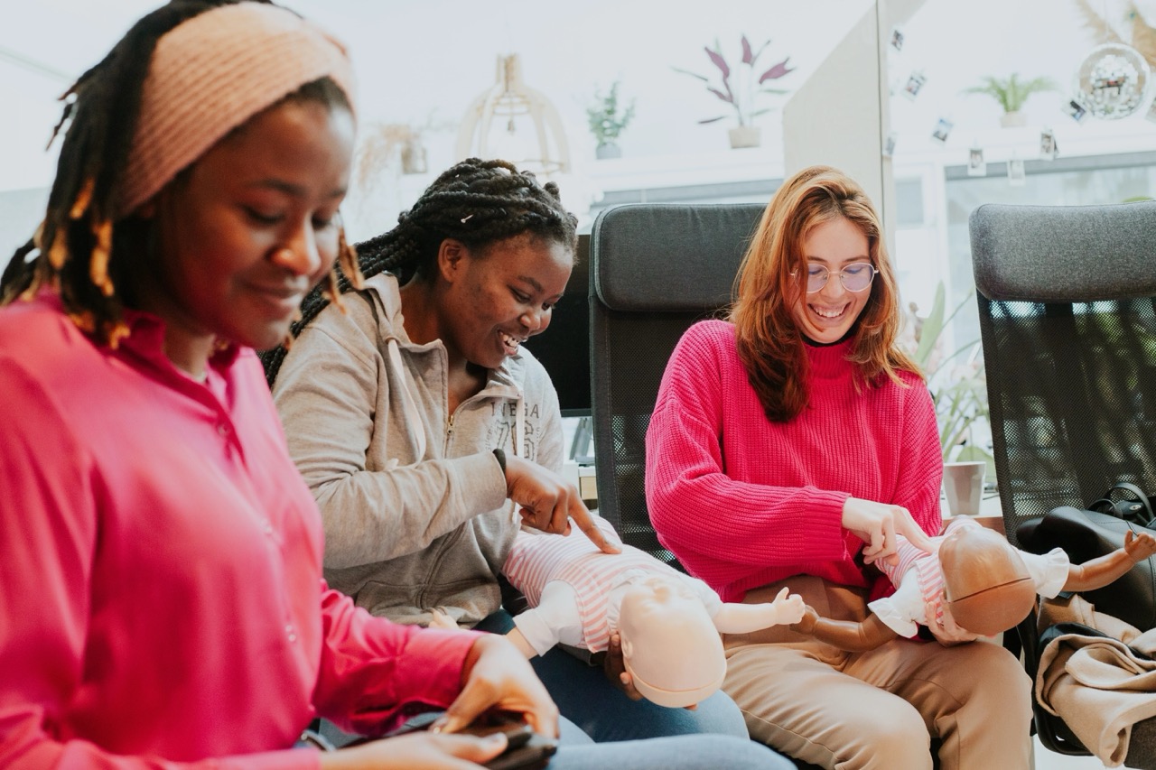 group of au pairs doing first aid course